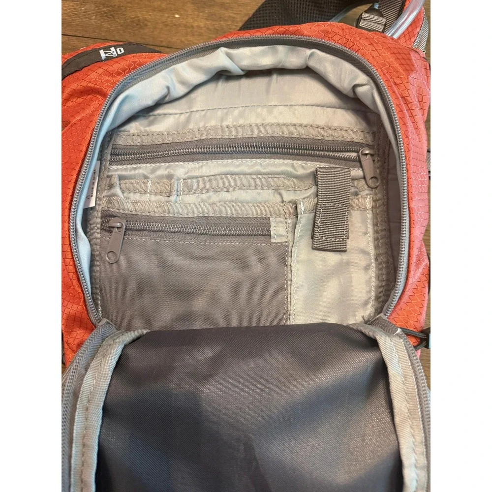 NWOT Topi Hydration Backpack Orange Grey 2L Bladder Hiking Running Trail Bag‎